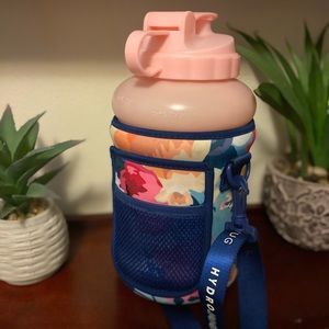 73oz Hydro jug. Has a cooling sleeve as shown in floral with an adjustable strap